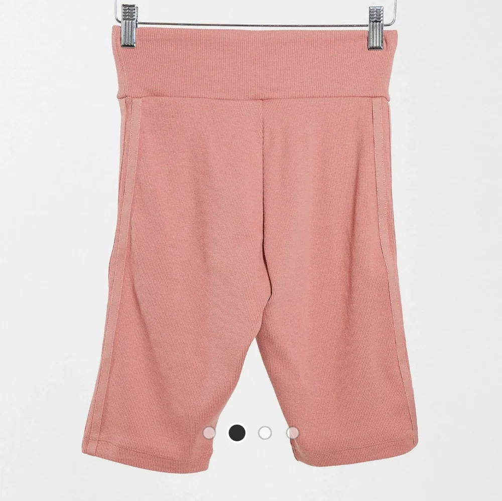 Adidas shorts in ash pink - Picture 5 of 11